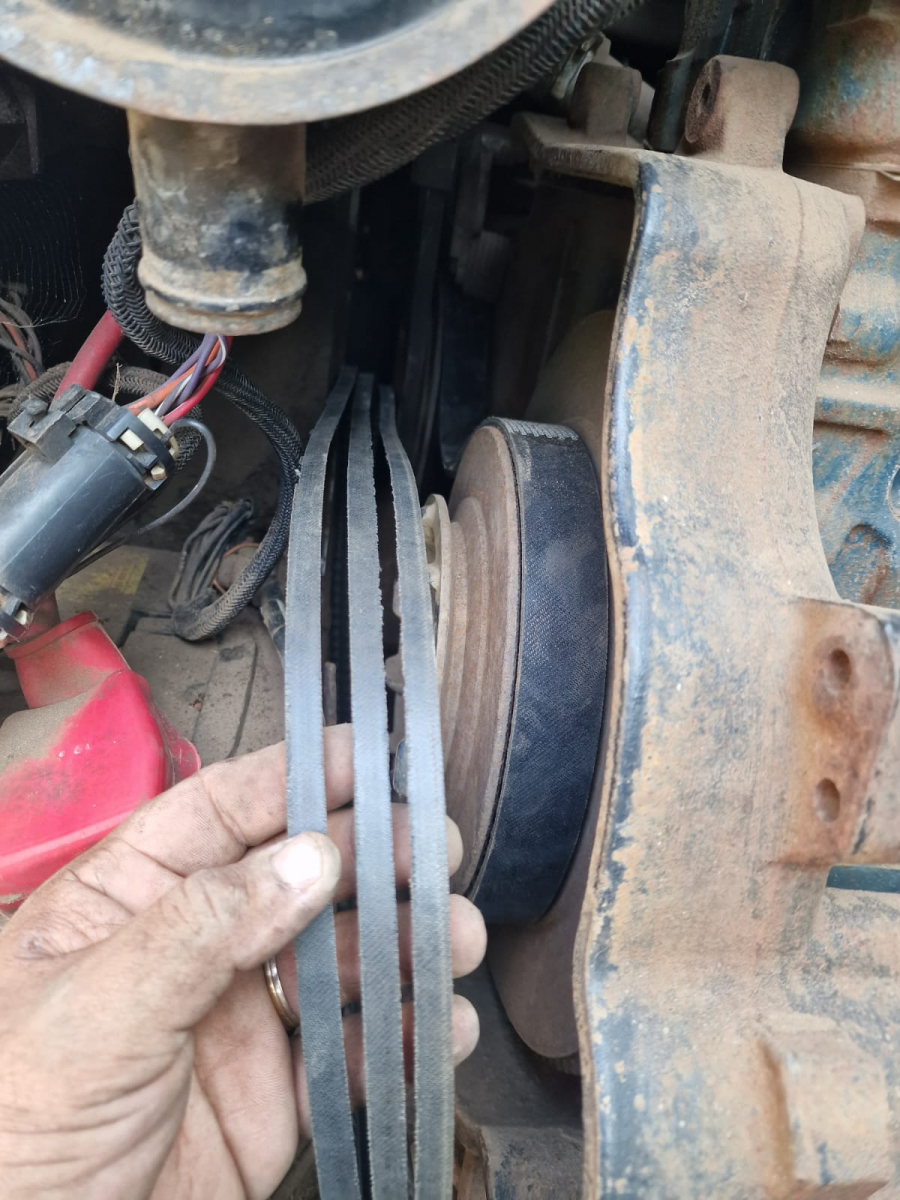 Remplacement courroie hydraulique sur Bobcat S130